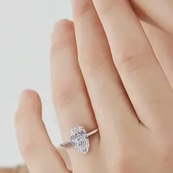 18k 1.75ct Pear Cut Ring - Picture 9 of 15